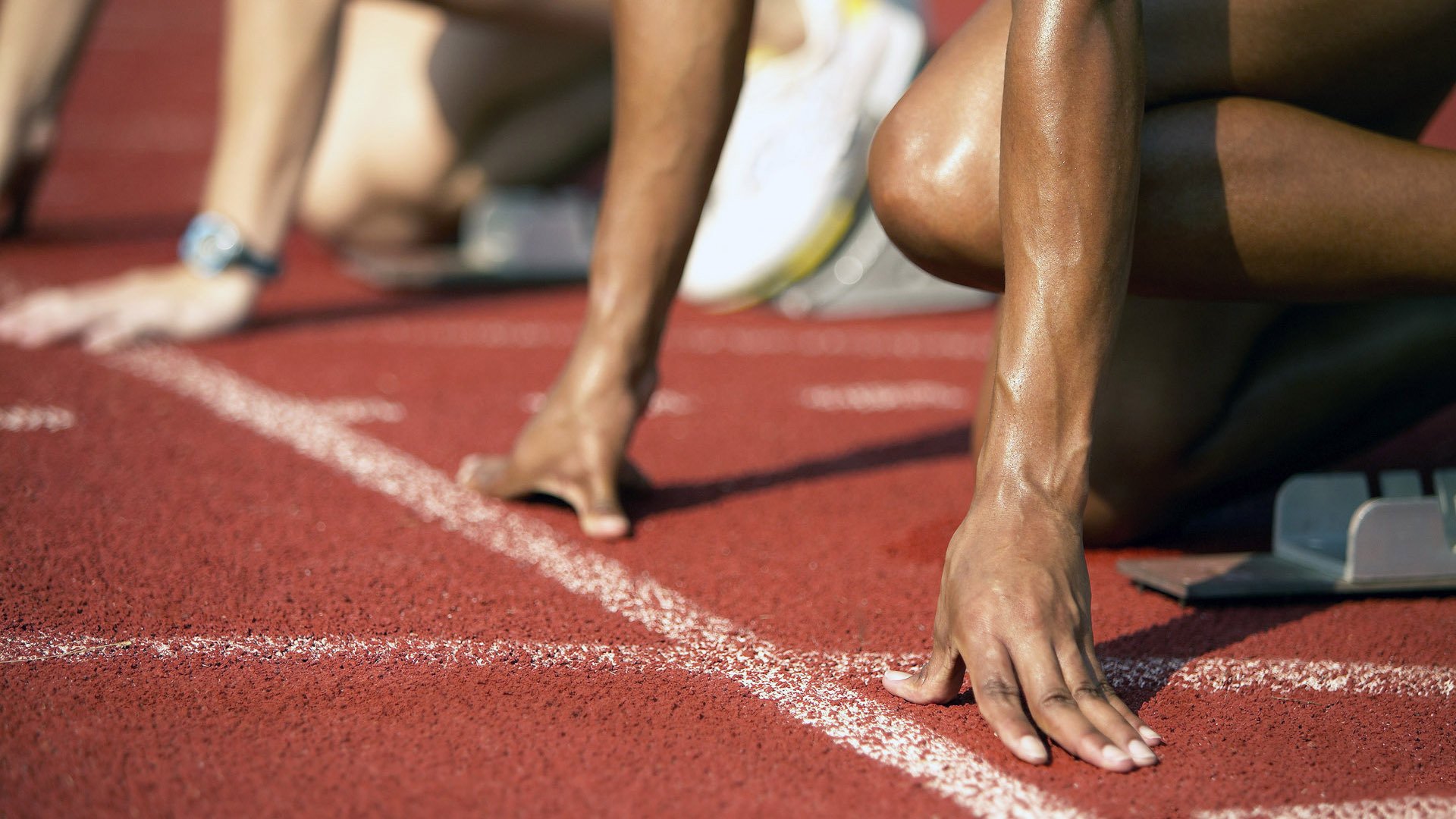 中国登山运动员成功挑战多座高峰，中国登山队2020